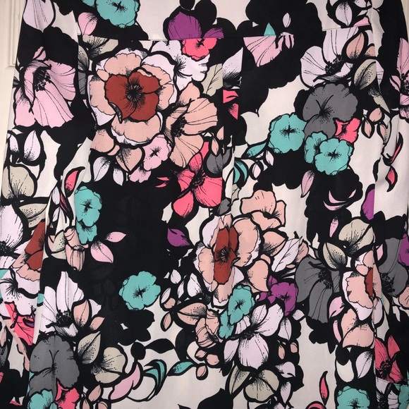 Pretty Blouse Floral - Picture 3 of 3